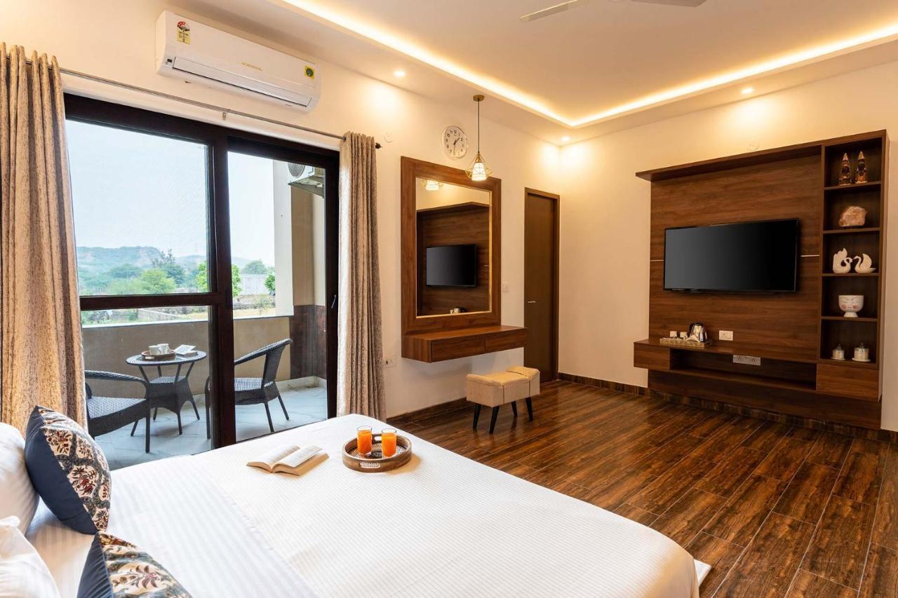 Brookvale Manor By Stayvista - Private Pool Haven With Endless Views & Indoor Fun Sohna Kültér fotó
