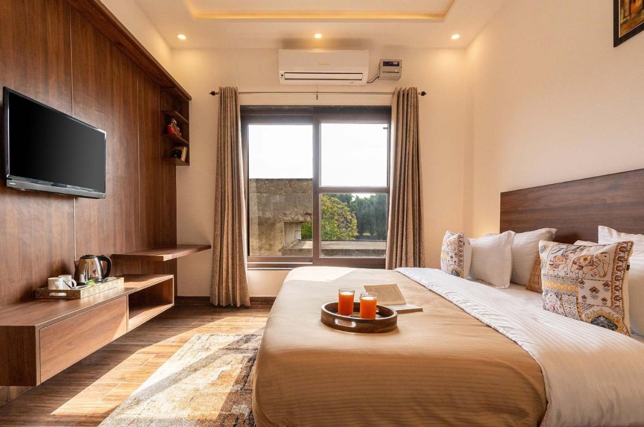 Brookvale Manor By Stayvista - Private Pool Haven With Endless Views & Indoor Fun Sohna Kültér fotó