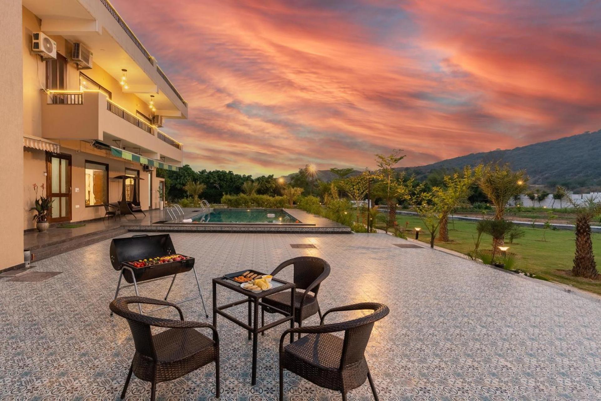 Brookvale Manor By Stayvista - Private Pool Haven With Endless Views & Indoor Fun Sohna Kültér fotó